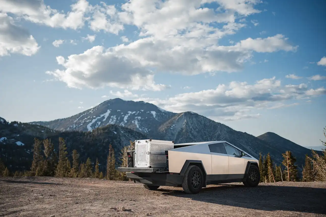 Véhicule électrique futuriste équipé pour le transport d'objets lourds, idéal pour un déménagement durable en pleine nature