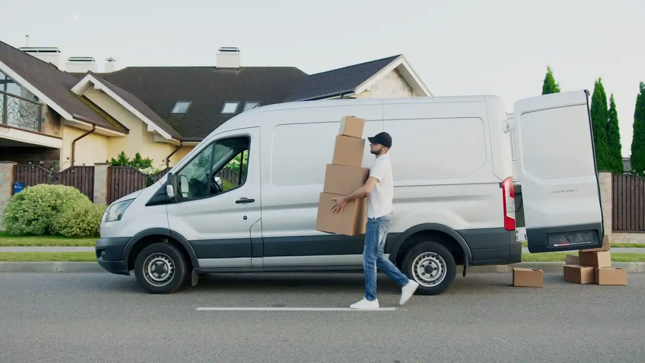Camion de déménagement en cours de chargement avec des meubles et des cartons