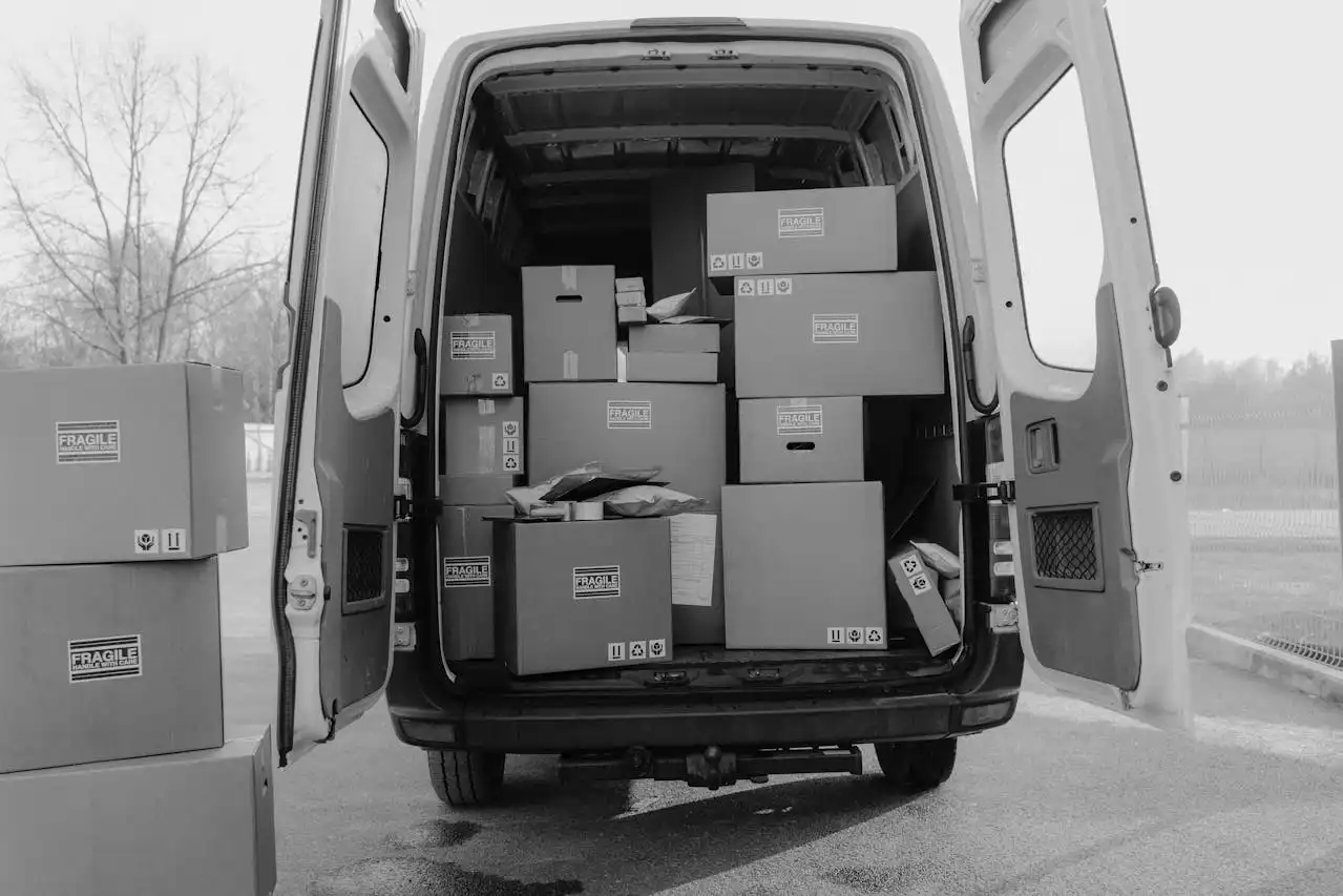 Camion de déménagement rempli de cartons prêt à partir, une solution pratique pour un déménagement sans tracas