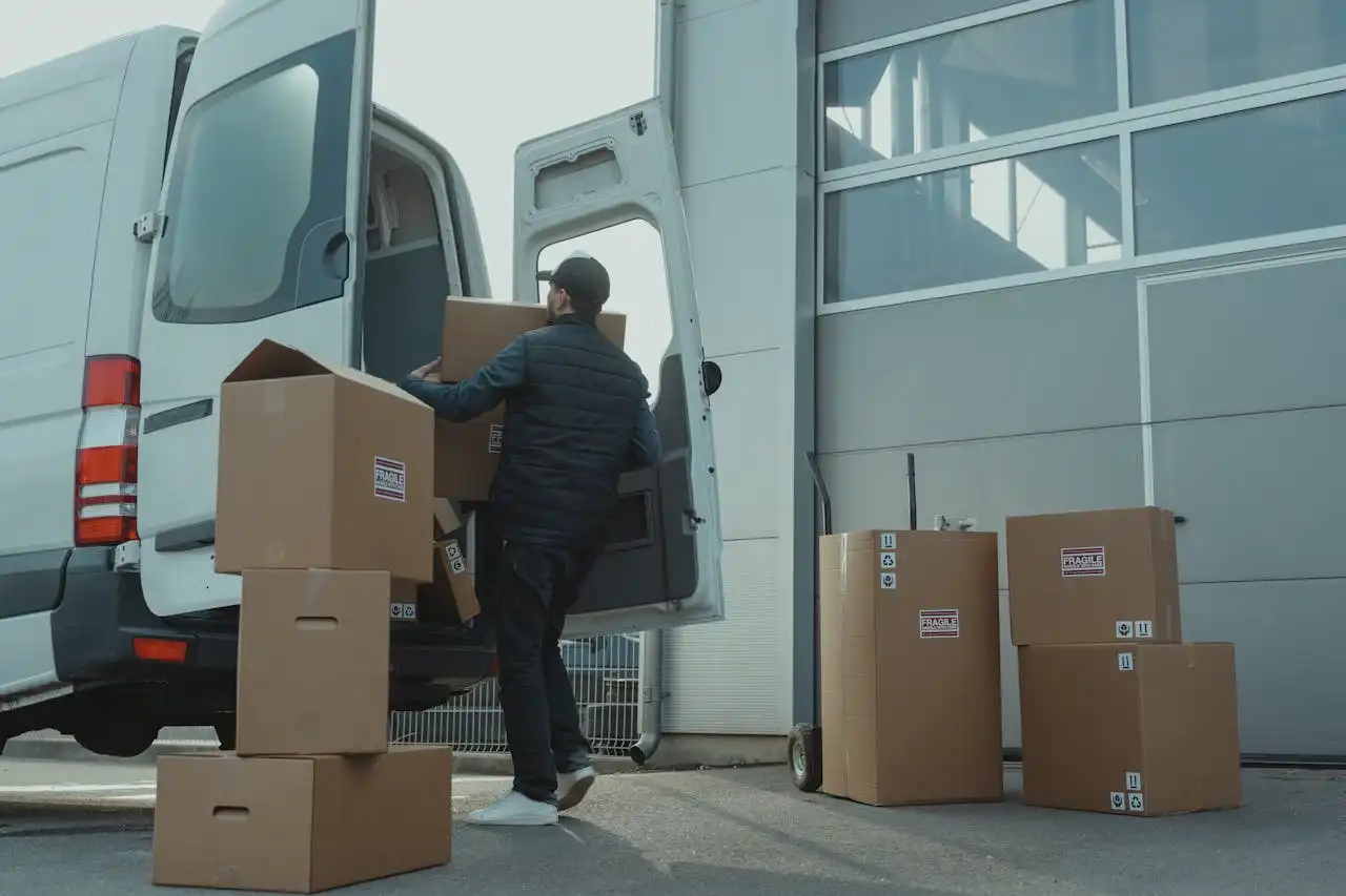 Un homme en train de déplacer des cartons depuis une unité de garde-meuble sécurisée, illustrant le processus de stockage temporaire.