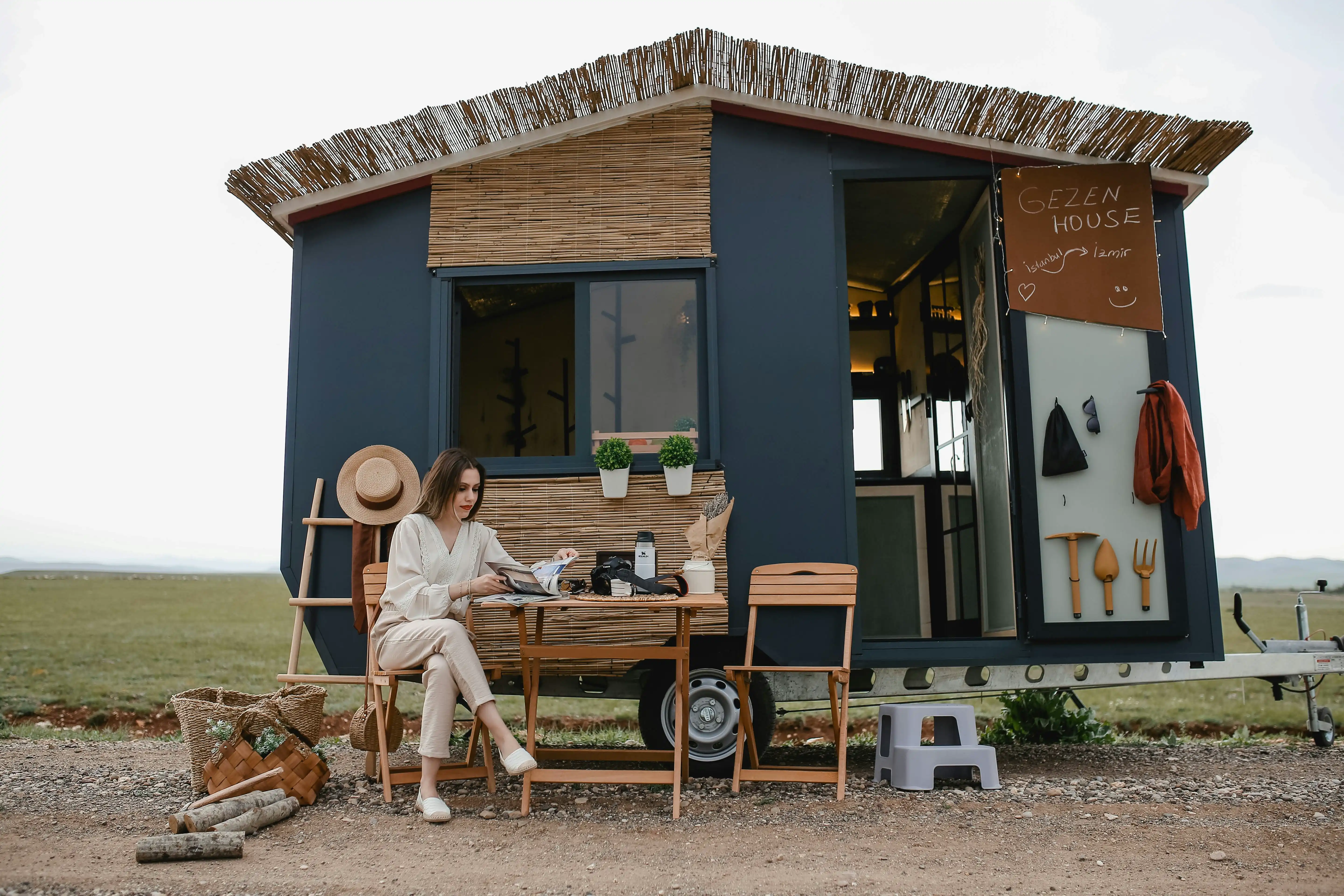 Tiny house avec mobilier extérieur, parfaite pour un mode de vie minimaliste et un déménagement écologique